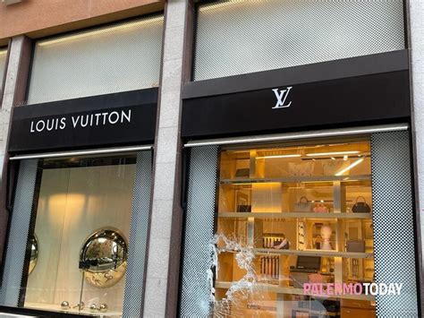 negozio louis vuitton salò|Parigi, maxi furto nel negozio di Louis Vuitton: com a Roma i .